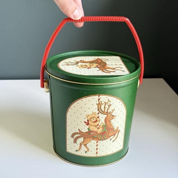 Vintage Green Holiday Christmas Bear On Reindeer Bucket With Lid And Handle T38 - Picture 1 of 10